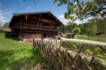 "Gwiggen", Wildschönauer Einhof - Nicht weit reisen musste der Gwiggenhof. Er stand in der benachbarten Wildschönau. Am Haus steht die Jahreszahl 1625. Im Erdgeschoss befanden sich damals Stallungen. • © Museum Tirole Bauernhöfe